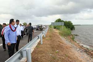 Video: MR inspects Colombo-Katunayake Highway