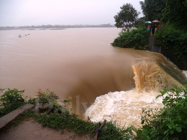 Hiriwadunna dam breached