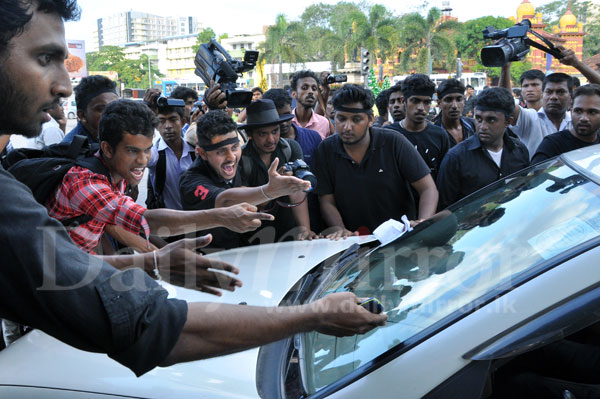 Video: Protest by SE Uni students