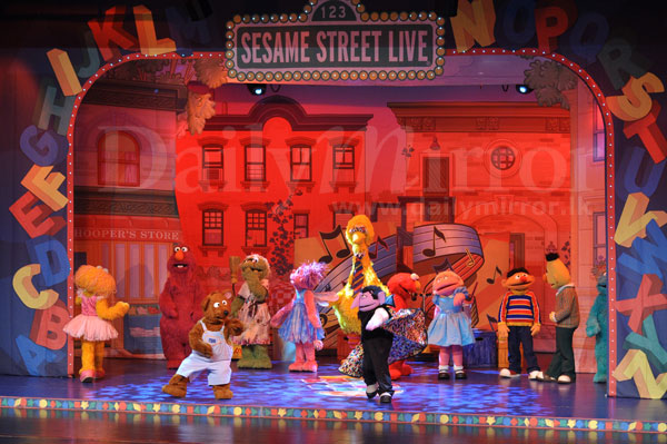 Sesame Street Live – Elmo Makes Music