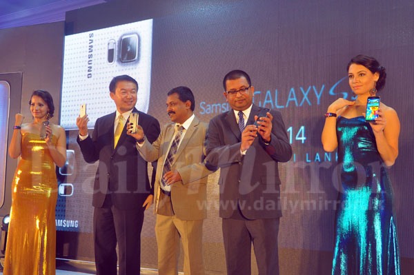 Samsung launches new smart phone