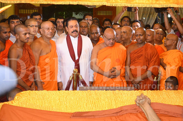 MR pays his last respects to Sobitha thera