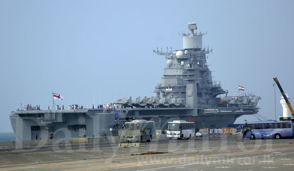 Video: Indian aircraft carrier calls at Colombo port