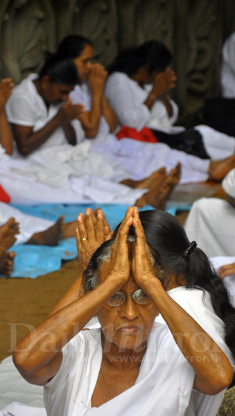 Religious observances at Kelaniya Rajamaha Viharaya 