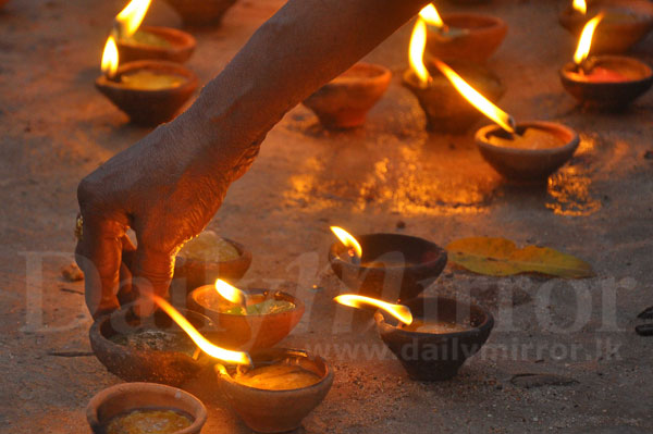 ‘Esala Pahan Pooja’