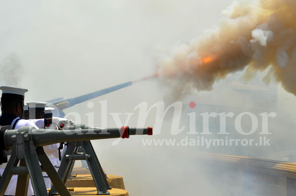 Navy accords 25-gun salute