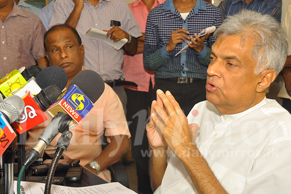 Ranil meets government press union leaders