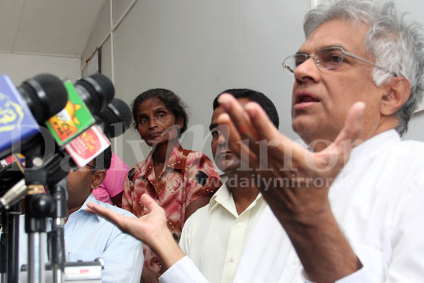 Ranil meets traders