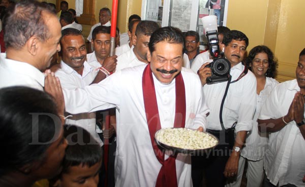 President visits Gangaramaya temple