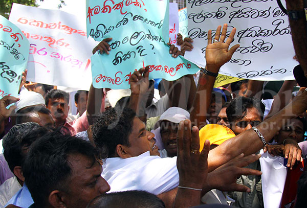 Protest at Mahaweli Authority