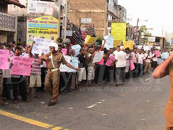 Moratuwa carpenters protest