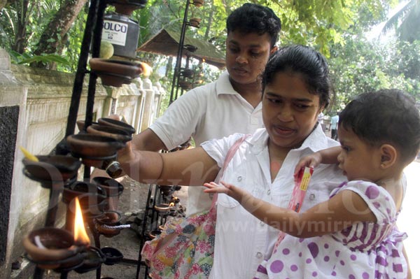 Seeking Blessings on Vap Poya Day