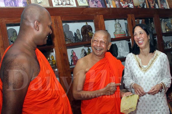 US Ambassador at Gangaramaya temple