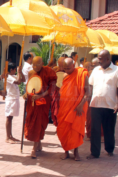 Alms giving to mark Muruttetuwe Ananda Thera’s b’day