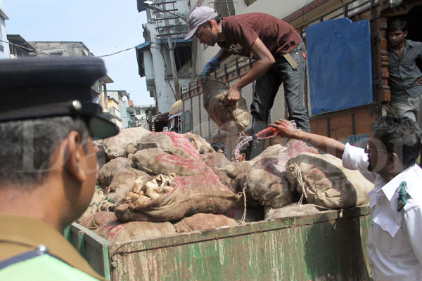 CMC raid Pettah markets