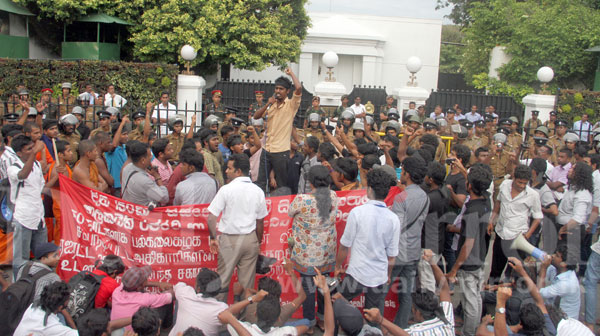 Video: Uni. students protest at Temple Trees