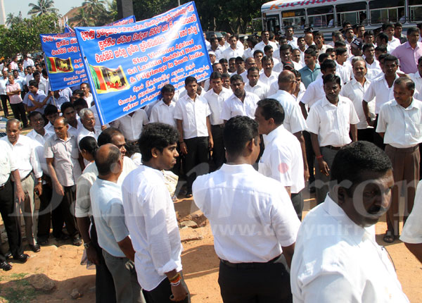 Lankan Tamils protest assault on Monks 