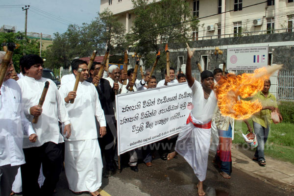 UNP provincial councillors on protest march