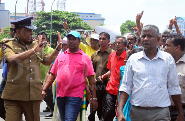 Video: Health workers in protest march