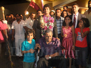 Jagath gets hero’s welcome at airport