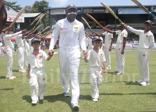 Guard of honour for Mahela