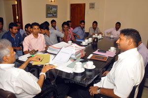 Uni. students meet Ranil