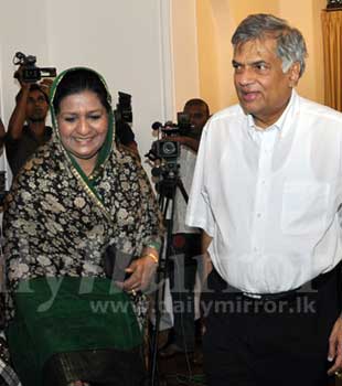 Ranil meets Muslim Ladies