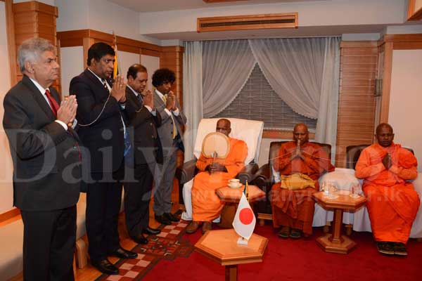 PM meets Sri Lankans in Japan