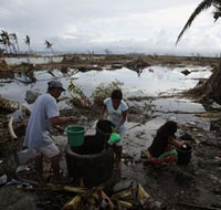 Desperate Philippine typhoon survivors loot, dig up water pipes