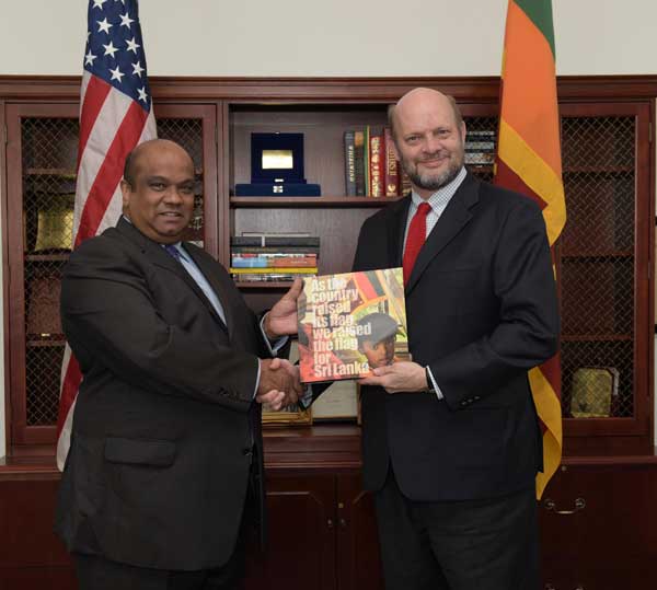 Leo Burnett Sri Lanka presents a book featuring its award winning work to the U.S.  Chargé d’Affaire