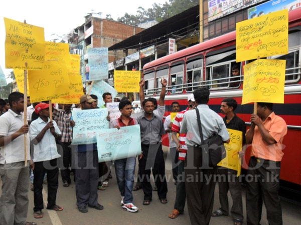 Bus employees protest in Welimada