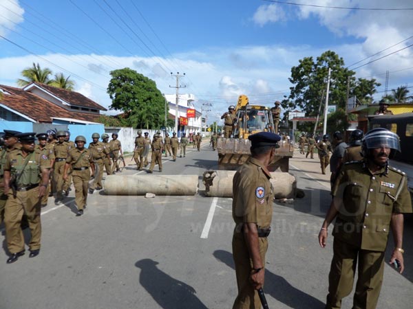 Video: Villagers in a tussle with STF