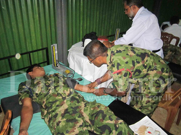 Soldiers donate blood in Vavuniya