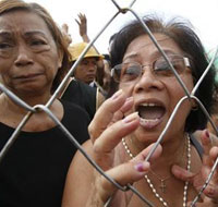 Typhoon survivors beg for help; Philippine rescuers struggle