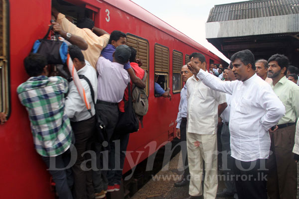 UNP MPs check out the train services