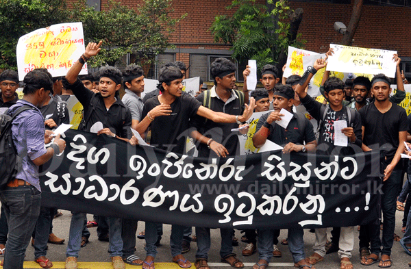 Video: Engineering students protest