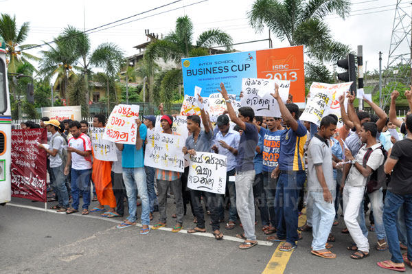 Uni student on streets demanding Sanjeewa's release