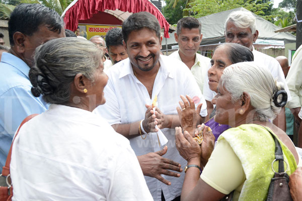 Ruwan meets 1977 UNP supporters