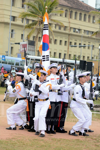 Video: Joint navy performance at Galle Face Green