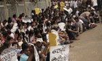 Students surround Administrative building of Kelaniya Uni
