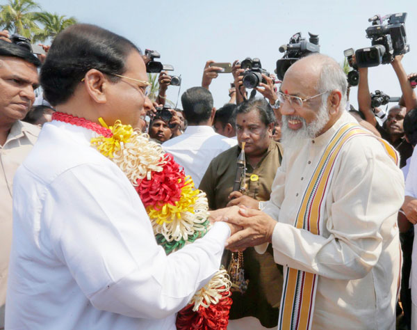 Vigneswaran welcomes Maithri to Jaffna