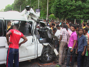 23 garment girls injured after bus-van collision, 6 critical 