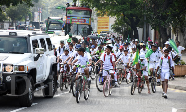 Cycle parade for Thurstan-Isipathana big match