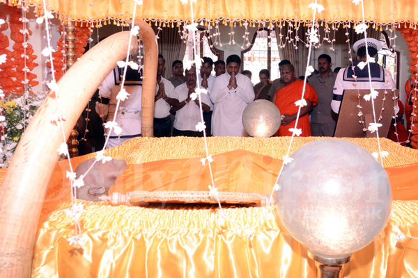 Ruwan pays last respect to Maha Nayaka Thera