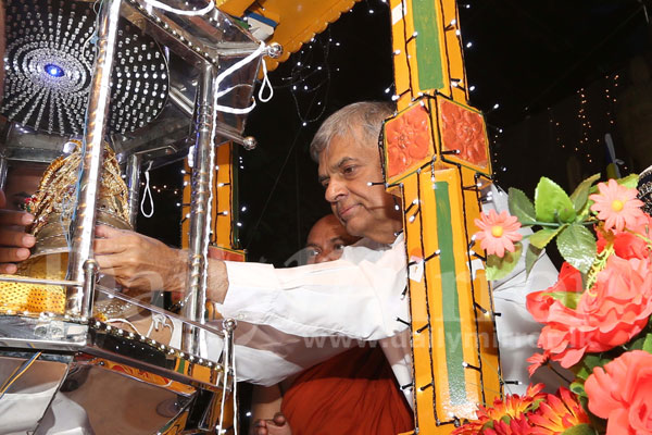 PM places sacred relic casket at Parmitha Perahera