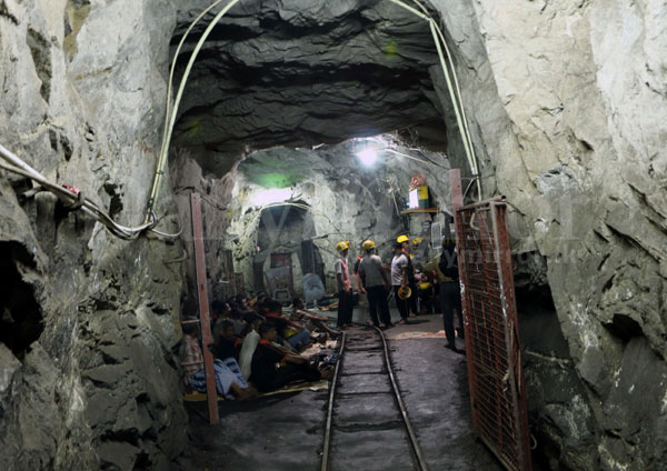 Kahatagaha Mine workers protest