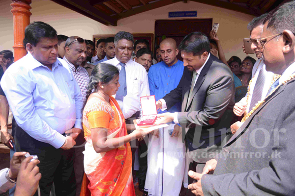 Ruwan presents house to Jaffna family