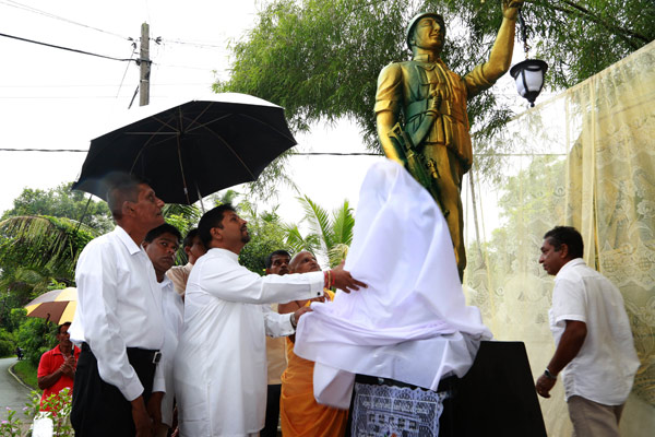 Minister unveils war hero monument  