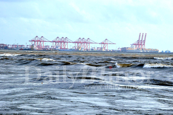 Video: Water from the Kelani river recedes