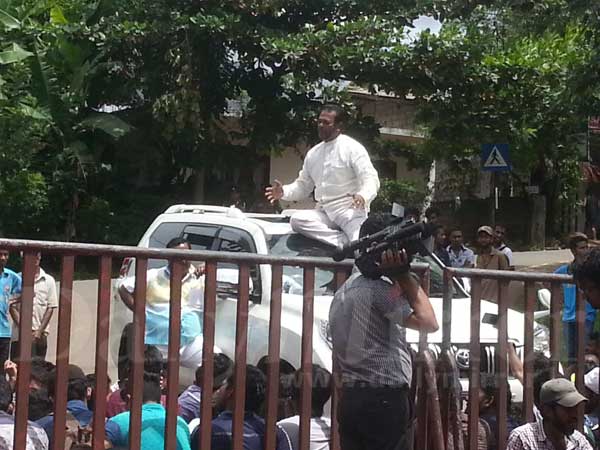 Video: Thewarapperuma on top of vehicle